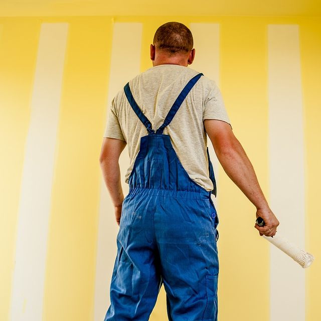 pintor pintando una pared